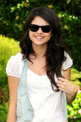 Selena-selena-gomez-3517151-266-400.jpg